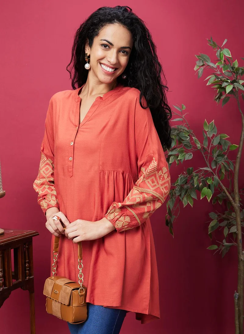 جلو باص جلوبس تونيك نسائي واسع بياقة ماندرين وأكمام أسقف وحافة غير متماثلة